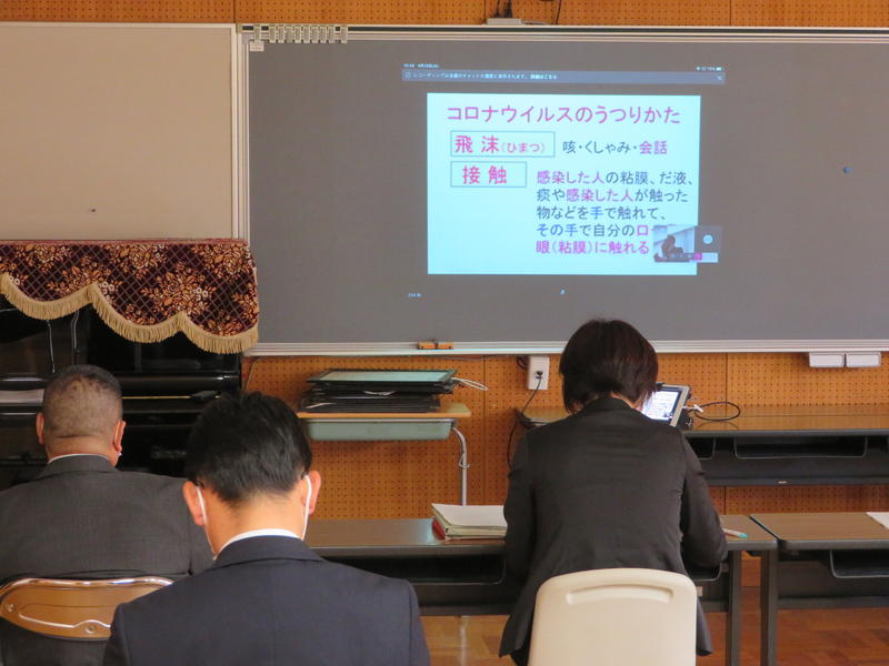 今日は県教委主催のリモートでの研修会。感染症の専門の先生のお話をうかがいました。密閉を避けるため窓を開け，寒さに耐えながらの研修会でした。