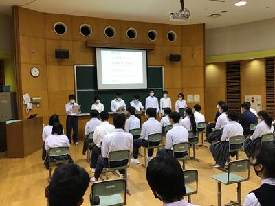 ２年生は学級ごとに発表。学級委員がまとめ役。